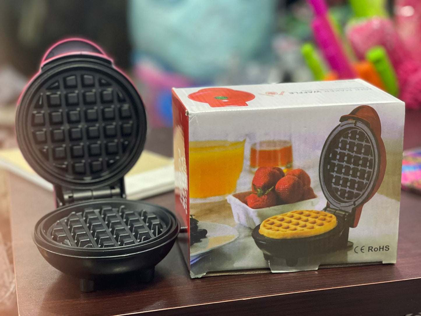 Mini Waffle Maker Round Small Non-Stick Waffle Maker Belgian Waffle Maker Retro Waffle Maker Household Pancake Maker for Classic Waffles Children's Birthday Christmas