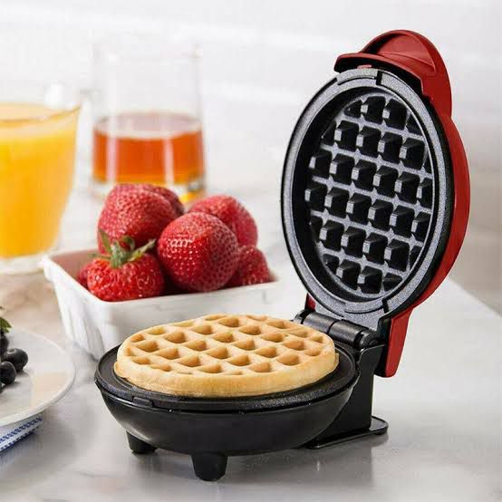 Mini Waffle Maker Round Small Non-Stick Waffle Maker Belgian Waffle Maker Retro Waffle Maker Household Pancake Maker for Classic Waffles Children's Birthday Christmas
